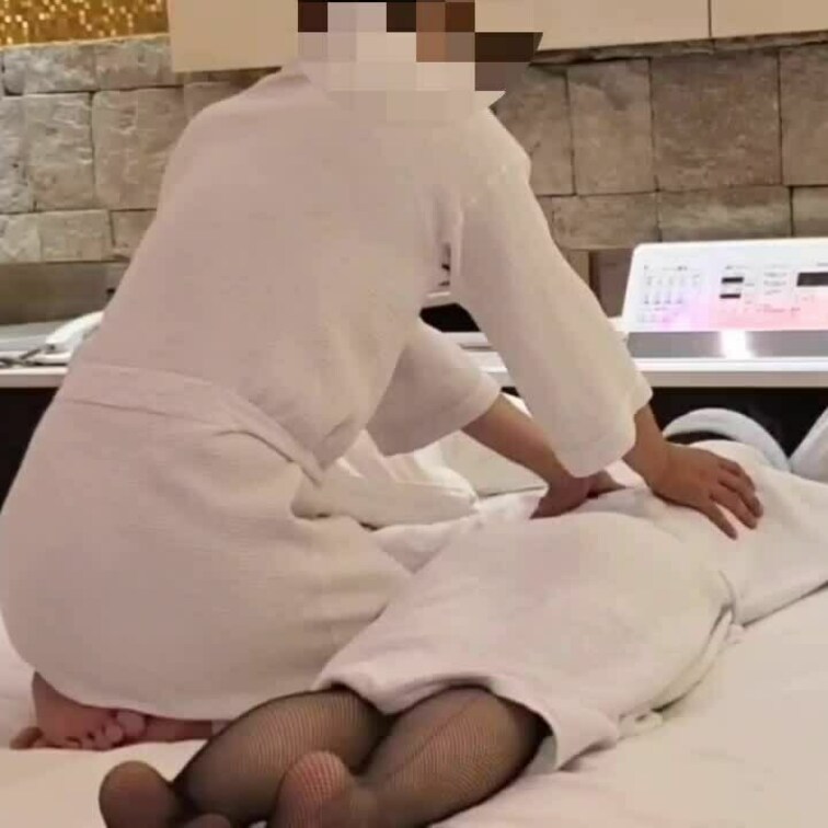 夫に言われるがまま
見知らぬ男にマッサージされる
目隠しされた妻。
夫は退室したふりをして
妻を鑑賞する。
徐