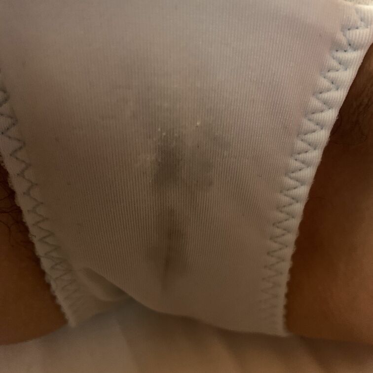 あれ?触ってないのに、こんなにエッチなシミが😊
もっとエロいパンティを買ってあげるから🤩