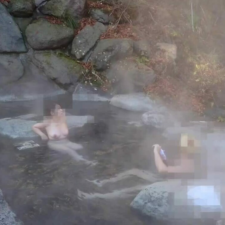 昨日まで栃木の秘湯に行ってました〜♨(^o^)
ご覧の通り混浴です(*^^*)

宿も露天風呂も最高にいい雰囲気の