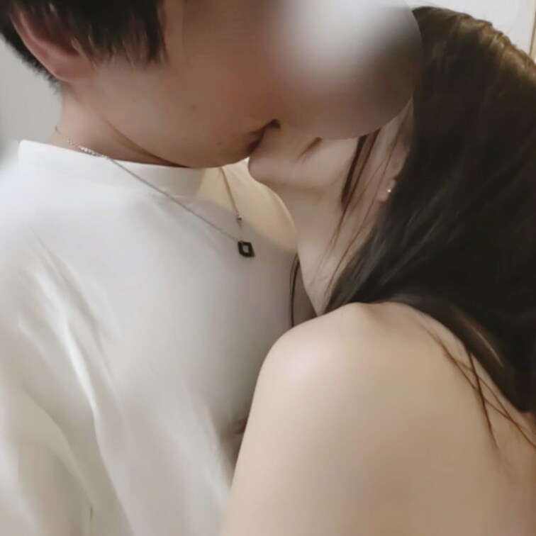 【個人撮影】玄関で裸になった可愛い彼女とディープキスやフェラをする至近距離の動画♡イチャイチャする素人カップルの日常風景