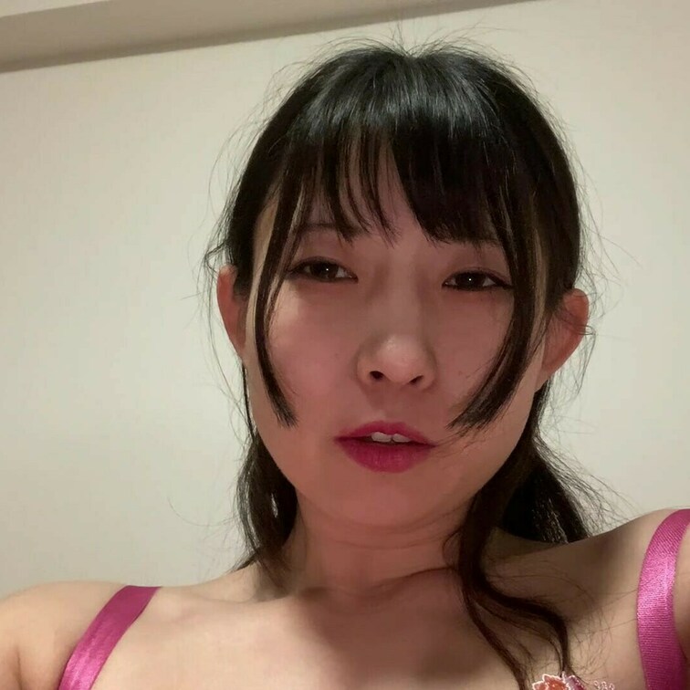 M字開脚して恥ずかしいところをアップで見せます。