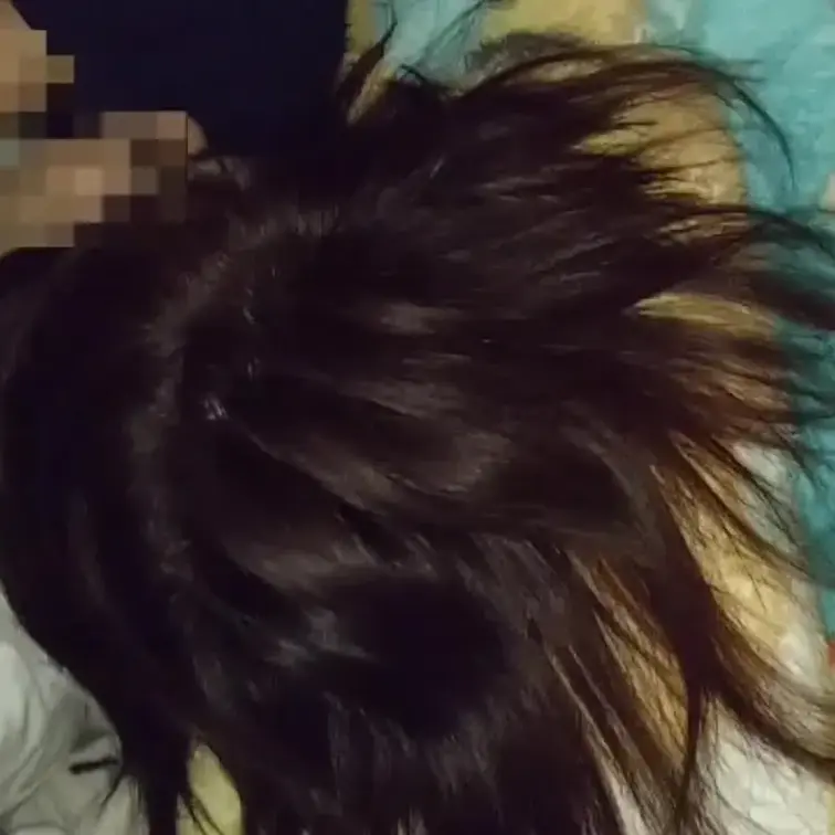 妻の髪を広げて、手櫛などしています。 広がった髪の毛の動きが楽しめます。特に後半の手櫛が見どころです。

#髪フェチ
