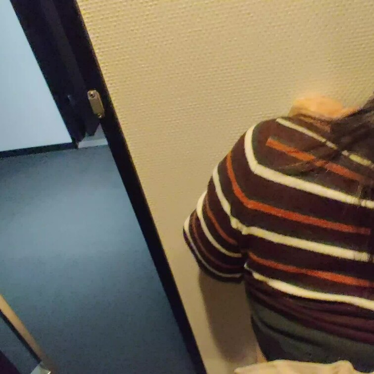 入れるだけでは甘いので、長時間ドアを開けてあげました。誰かに見られたら○してもらおうと思ってたのですが…運悪く（笑）？誰