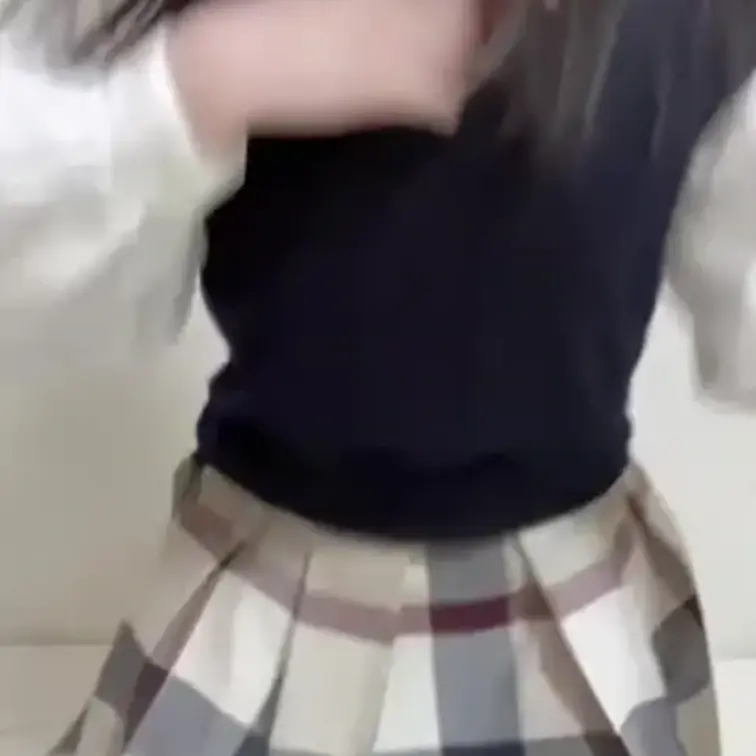 【12分】制服女子大生の本気オナニー生配信♡指で何度もイキまくる美少女
「見てて…私、もう我慢できない…」
清楚な制服姿の美少女女子大生が、カメラの前で恥ずかしがりながらも次第に本気モードに。
最初は優しくクリを撫でるだけだった指が、徐々に激しくなり…
「んあっ…やっばい…イキそう…」と声を抑えきれず、腰をビクビクさせながら指を奥まで入れたり出したり。
12分間、ほぼノンストップで指オナニーを続け、何度もイキまくります。
透明な愛液が糸を引くほど溢れ、太ももを伝う様子もくっきり。
最後は「イく…イっちゃう…!」と声を上げて本気絶頂。
制服着衣のまま、リアルすぎる喘ぎ声と本気のイキ顔をお届けします。
ライブ感たっぷり、普段は見せないエロい表情を独占してください♡
※顔マスク出し・声出しあり
※イキ回数多め注意
今すぐチェックして、一緒に興奮しませんか?
