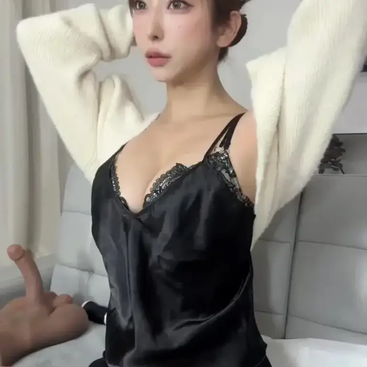 もう止められなかった…💦💗
気持ちよすぎて、何度も溢れちゃった…🫣💕
こんな私、見せるつもりじゃなかったのに…♡
最後まで見てくれたら嬉しいな🥺❤️
感想もコメントで教えてね💕