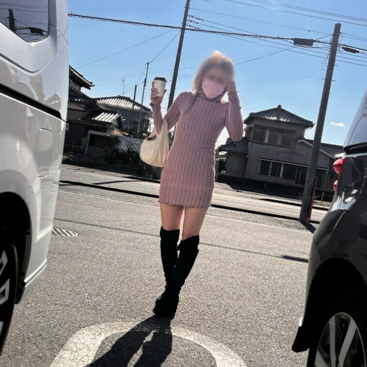 フォロワーさんとドライブ〜🚗海でムラムラしちゃったからそのまま咥えちゃったよ♡///
実は下にスク水を着てフォロワ