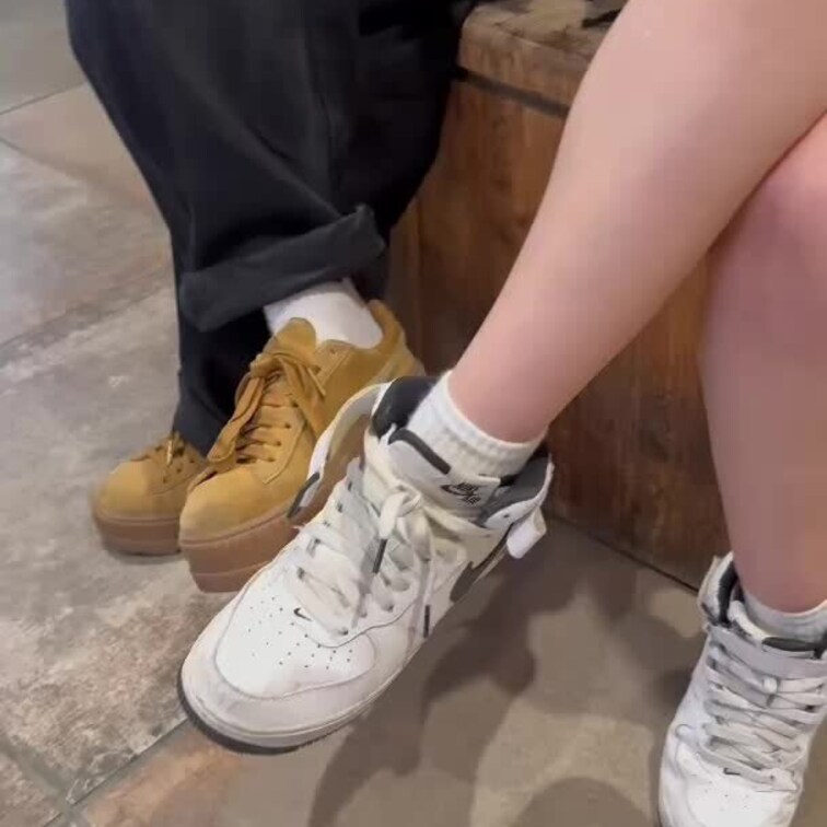 新規モデルさん二人組
学生のMちゃんルックスかなり可愛い子
履いてる靴も靴下足裏も汚れてます
トミーの白靴下
靴