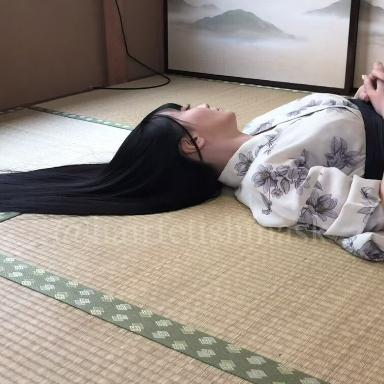 黒髪スーパーロングヘア動画です。