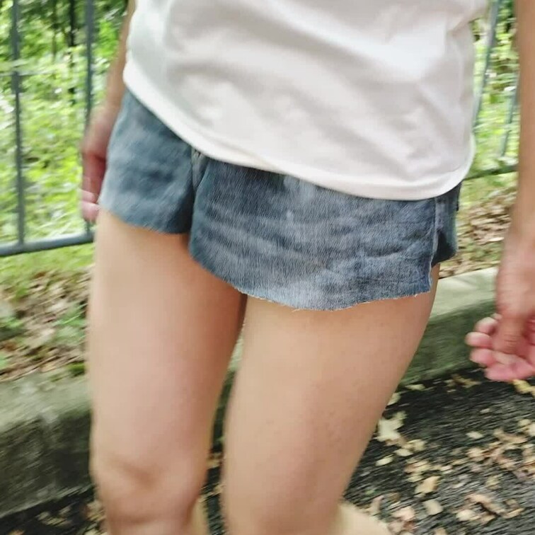 昼下がり公園ミニスカお尻散歩🍑
チラッとバージョン♡