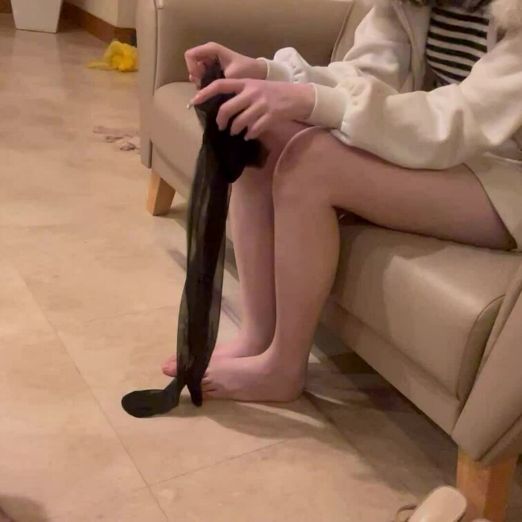 足フェチM男をトリコにするR様（8分16秒）

ストッキングを履こうとしていたらM男が近寄ってきたので見せびらかすよ