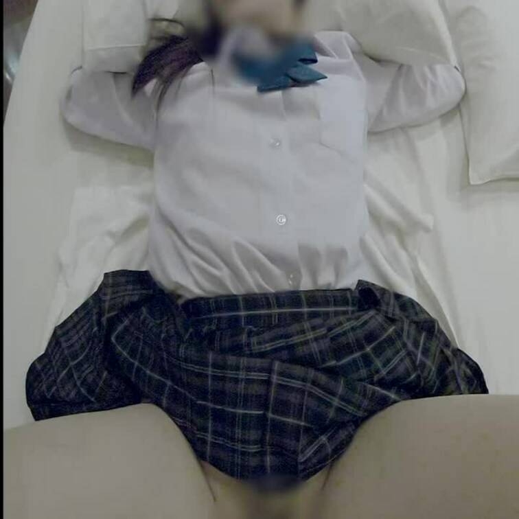 処女を貰って欲しいと誘ってくれた色白スレンダーで可愛い声の処女18歳学生に学校制服を着せておもちゃで人生初中イキ開発1(