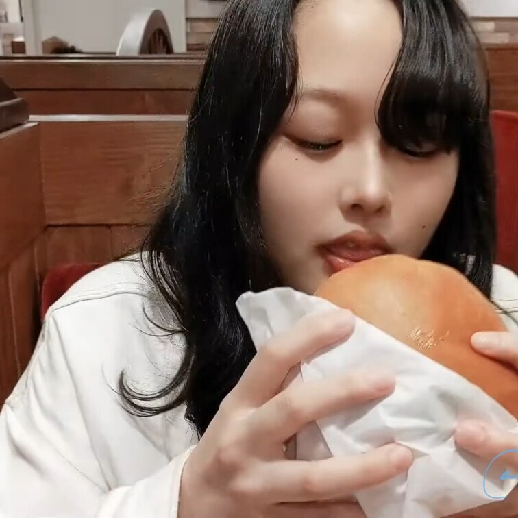 赤ずきんで○○○される前にハンバーガー食べてるやつ