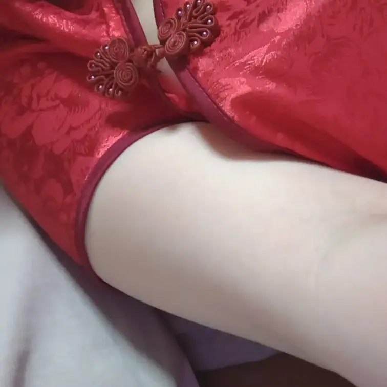 チャイナ服の隙間から乳輪いじいじ    このあとしっかり生ハメ種付けされました。