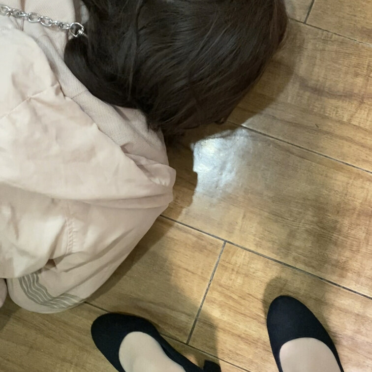 アラサーNHが20才のカップル様にいじめられます。
彼氏様にリード引っ張られケツをスパンキング、彼女様には床に吐かれた