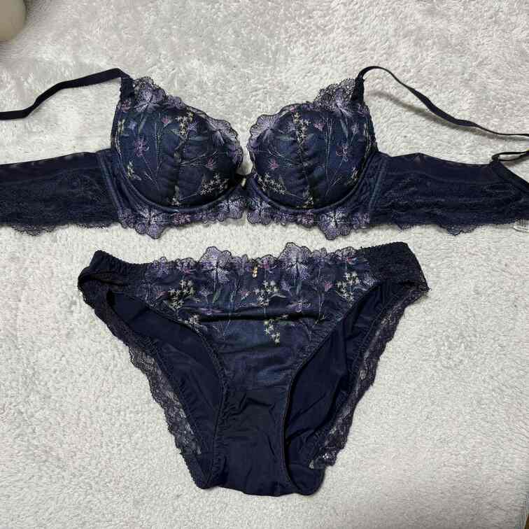 今日の下着です。
最近買ったばかりで、とても気に入っているものです。
パンティにはやらしいシミが付いていました。