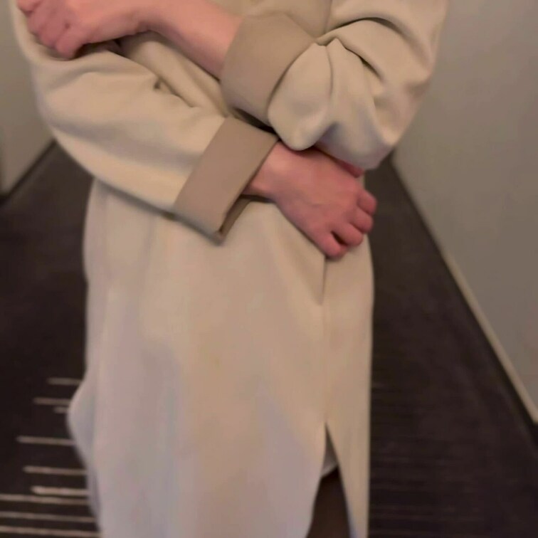 四女です✨
高級ホテルでイイ女にコスプレさせ、トレンチコートを羽織らせて露出散歩しながら、エレベーター前で玩具を装着し