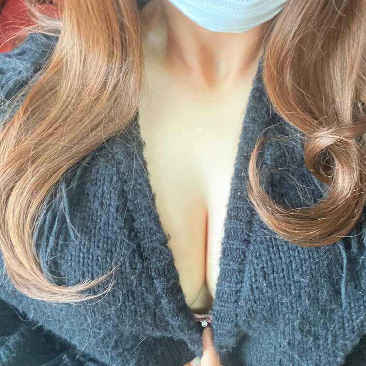 もうニットの時期が終わっちゃった😭
チラッと見せる🙈💕