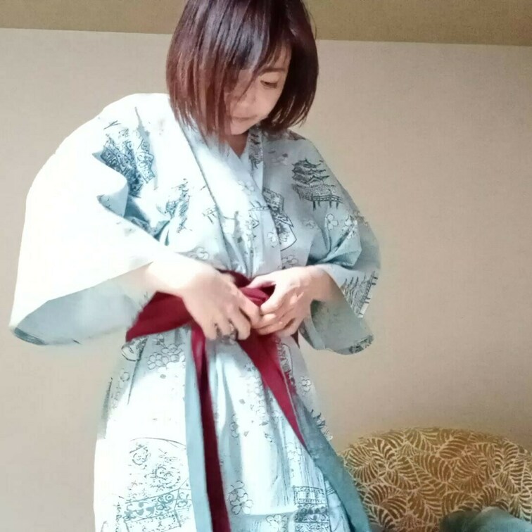 お着替え動画

宿のお部屋で一番にすること
まずは
浴衣に着替えるよね！

さあ
温泉入りに行くぞ！！