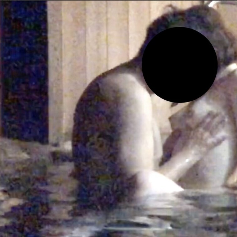 温泉の露天風呂でえっちしちゃった。
声が出せなくて興奮しちゃった。