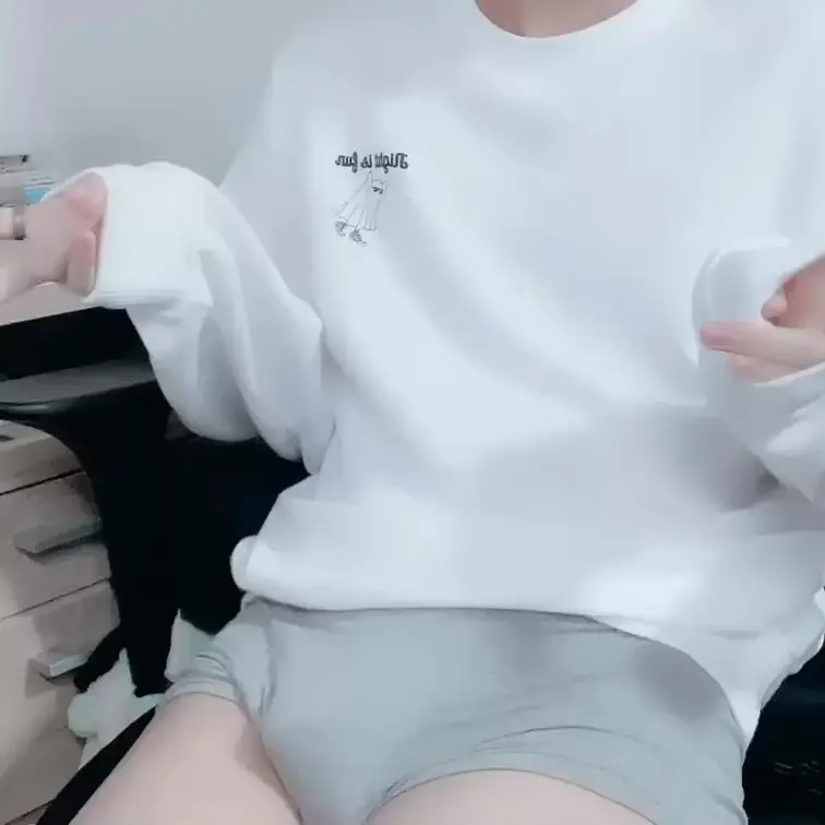 今回は「おっぱいだけで勃起」する姿がえっっっっろ...
段々と硬くなっていくのって好き？

いっぱい勃起しているの