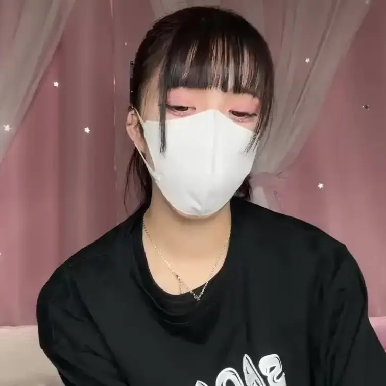 【みれい 20 歳】

みれいさんのライブ配信動画です
生ライブ配信だと、1 回の有料配信を視聴すると、おおよそ平