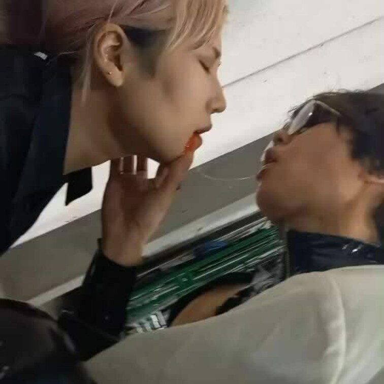 百合キス動画を貢納プラン限定で投稿！唾液が滴る感じがエッチ…外野がうるさいです。