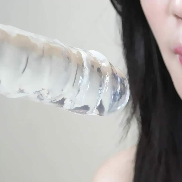 大きいディルド、咥えてみちゃった

結構アップで撮ったから恥ずかしいけど、たくさんの人に見てほしいな(ˆ꜆ . ̫ 