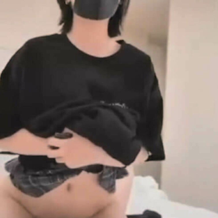 【シリーズ①】訳アリ美少女♪細い身体で男のアレを受け止めます♪（1/4）

「お触りしていい？」っと聞くと素直に触ら