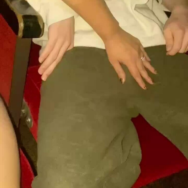某映画館にて２０歳の我慢汁ダラダラ🍌で遊ぶ
aさん😍