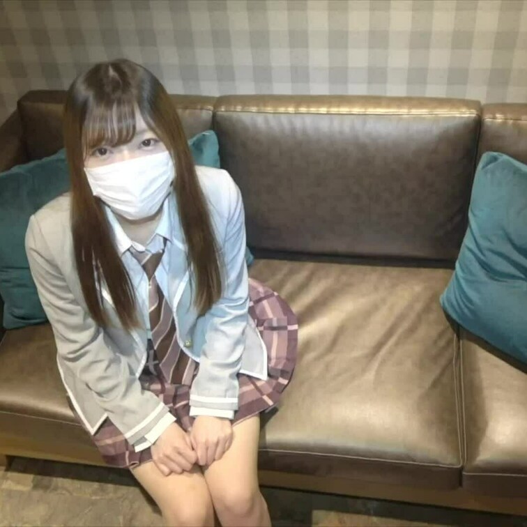 色白細身ちゃん
 制服姿で手コキと生ハメ