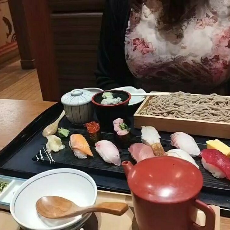 昨日の問題の正解は
寿司そばセットでした〜
こりゃ当たりませんね