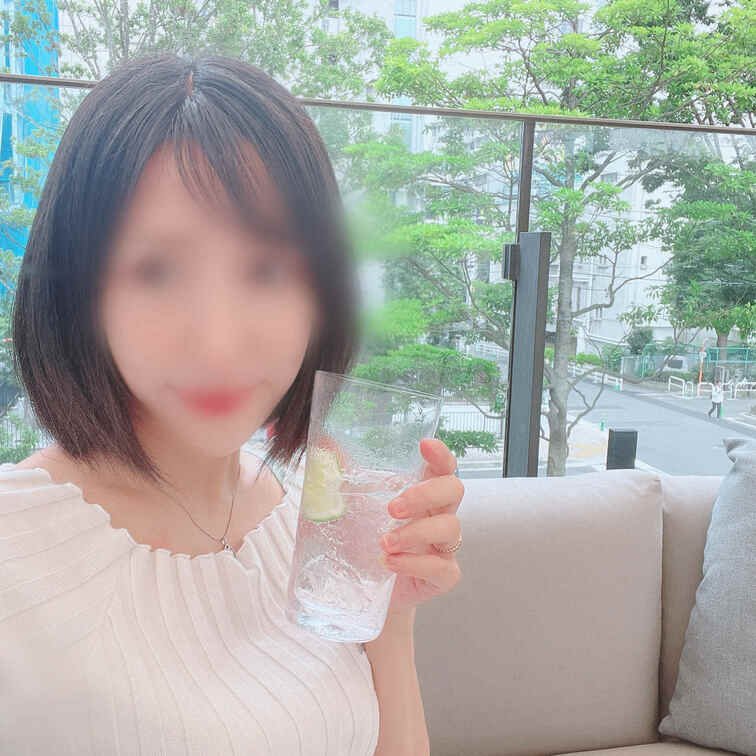 こんばんは人妻ゆうです❤️💋
ジメジメする日が続きますねー💦
今日は久しぶりにテラスで昼飲み🥰