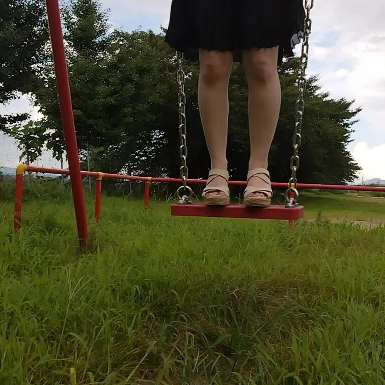日中の公園で下着姿でブランコ乗る妻を前からと後ろから撮影した動画です。