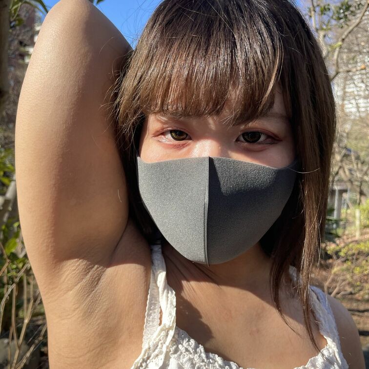 【19歳素人学生】の面積の広い、毛穴のわかるえっちなワキ動画(4:31)です！
舐め心地の良さそうなツルツルなのに毛穴
