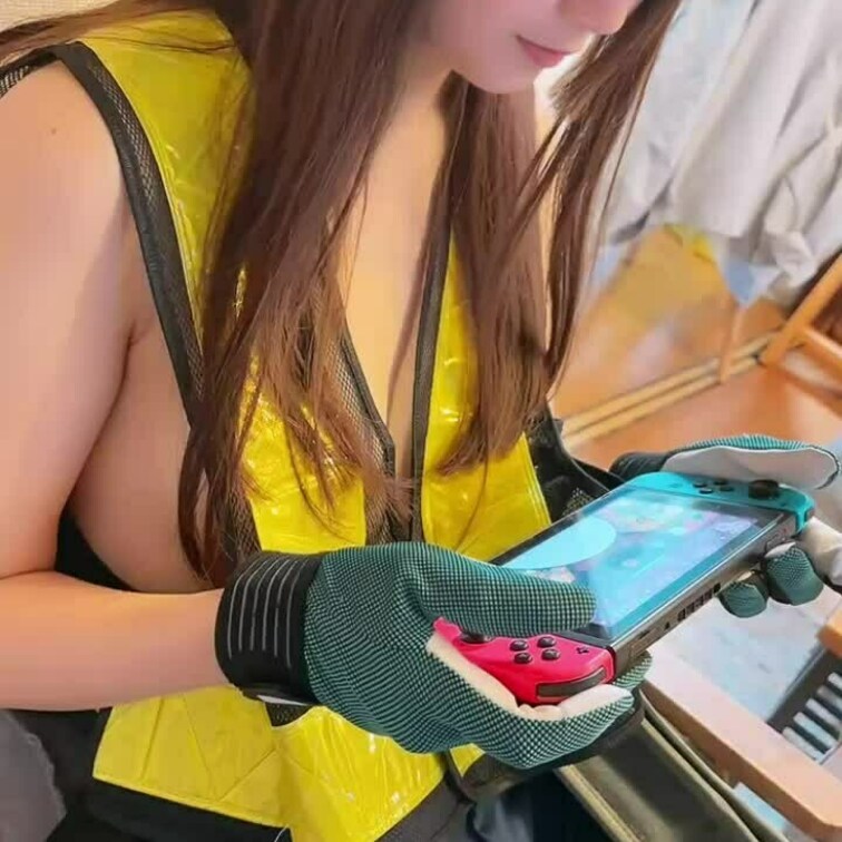 音ゲーに夢中になってたら、こっそり撮られてたみたいです💦
休憩中の私の姿、公開しちゃいます😂