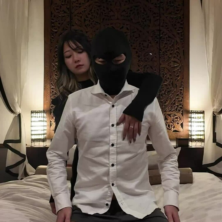 キャバ嬢にいじめられる。パート3、正面視点
乳首責めされてちんこ踏まれて、、
射精シーンまで。