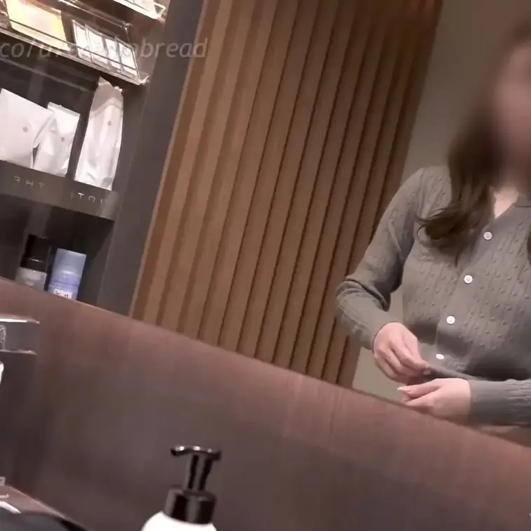 お忍びで会いに来た都内高級ラウンジ嬢
透明えぐかったけど結局バチボコハメ潮失神中出し
下品交尾が好きなのは爆美女も同