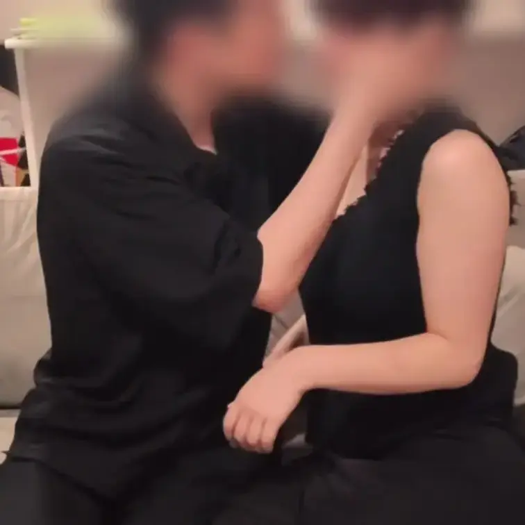 今回は以前会ったEカップ裏垢女子のお家にお邪魔してきました。
彼女からの希望があったソファーでのセックスや彼女が寝てい