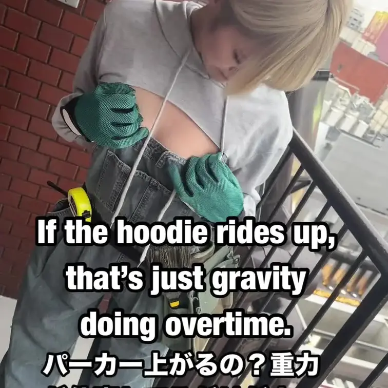 ストラップ直してるだけ。安全第一だよ。