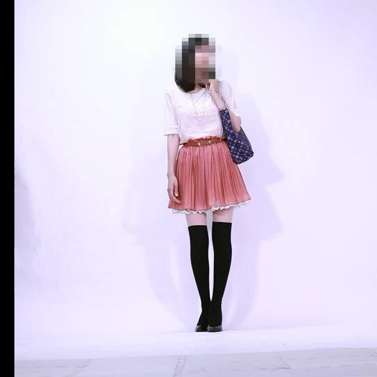 輸入車ディーラーで勤務している24歳の女性。
接客の作法を会社から徹底的に指導されているので
人との話し方や所作がと