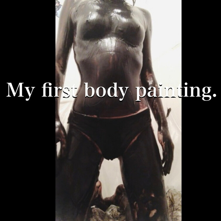 『My first body painting』のサンプルです。
黒のペイントでゆっくりゆっくり体を塗っていくだけのム