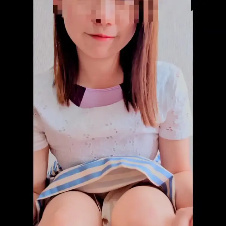 私服の下には水着を着て今日も大好きな玩具で卑猥乳首&マンチョ拡張しちゃいまぁす(♡˙³˙)
リクエスト頂いたリコー○ー先端部分を歯でガリガリなめなめしたあとは、クリトリスに擦りつけたりマンチョにヌプヌプと挿れたり。。
長い部分は穴がどの音の位置までマンチョに入るか見えちゃってこれまた卑猥で〜すฅ(♡ơ ₃ơ)ฅ
アルトの方は先端もかなりでっかいから挿れると毎回ゴリっゴリっといいます。。
おマンチョ壊れちゃうよぉぉ(๑´`๑)♡