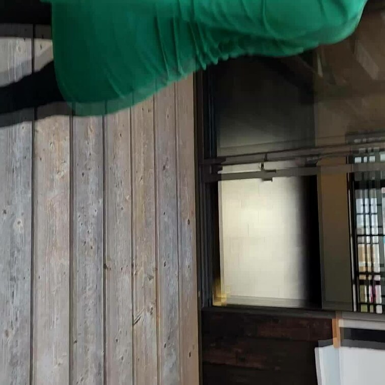 みくちゃんの私服で裸足　顔面階段踏み付け
クライマックスはベランダへ続く階段の中に入り、人間顔面階段の完成。

人