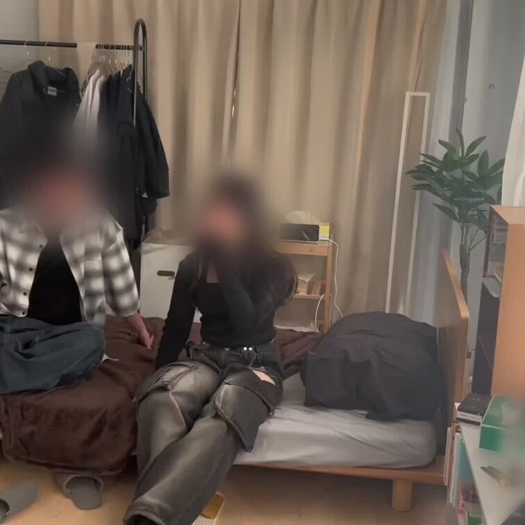 彼氏に内緒で一人暮らしの大学生くんのお家でエッチしてきちゃった、笑