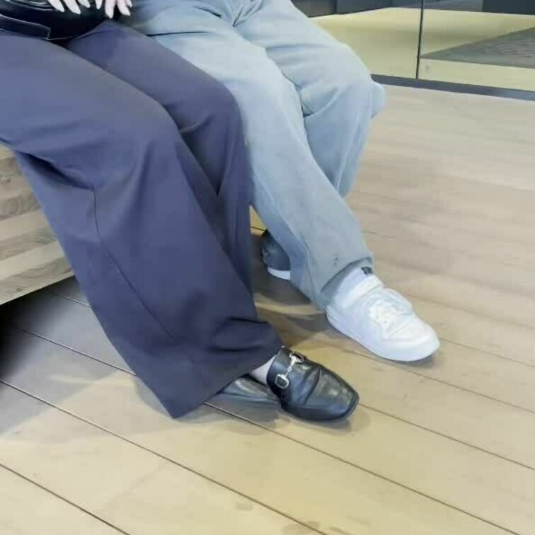 大学生Aちゃん
夏の素足履きローファー足裏
間違いなく足は蒸れてたでしょう、大人気のモデルさんの1人です