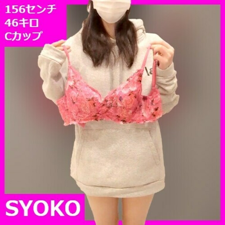 可愛い下着をお披露目💕
チラ見えするパンツがポイント💕