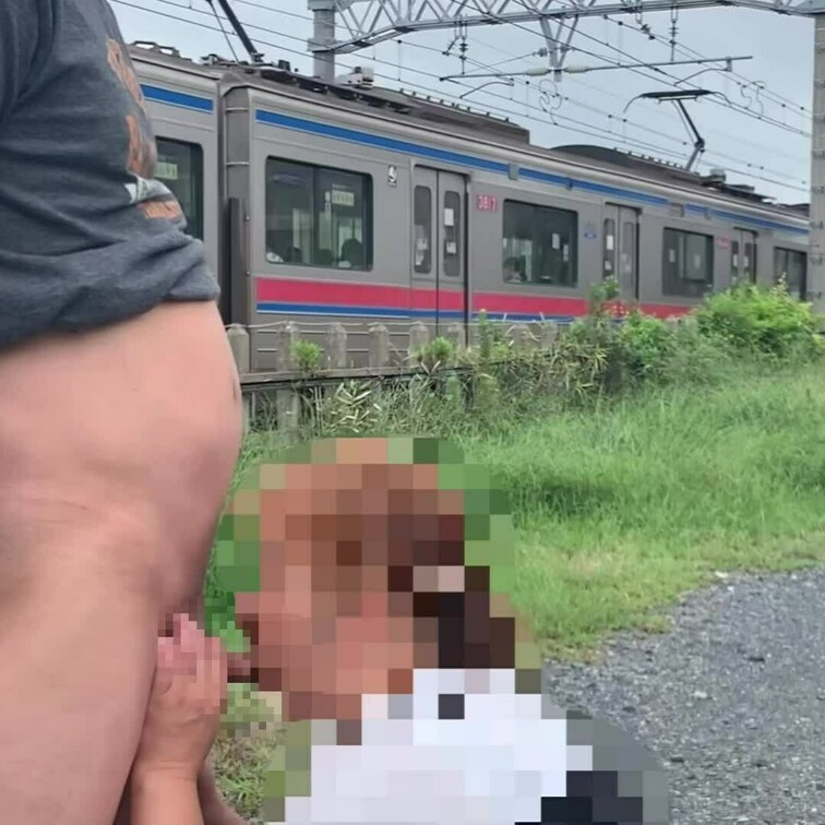 近所の奥様と露出セックス、フェラ返事。もっと刺激が欲しいです。