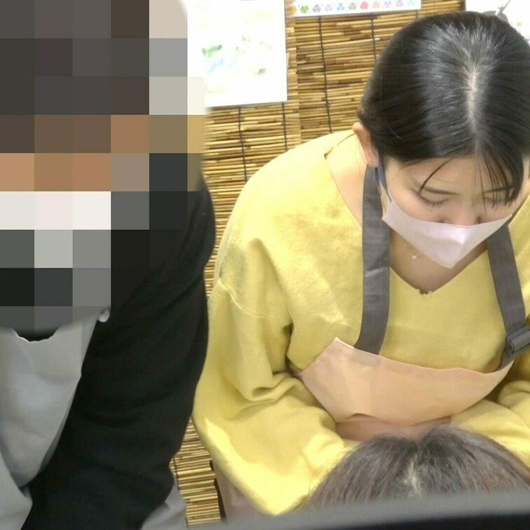 ちょい見せ。本編はこちらから→
#11【陶芸中の胸チラ】旦那さんいいんですか！？エロすぎ爆乳の誘惑!!




