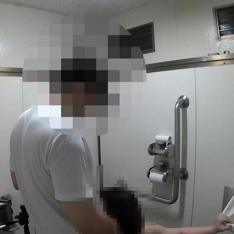 【変態】住宅街の多目的トイレで撮った公衆便所立ちバックシーン(撮影日：2024年7月18日)【公衆便所立ちバック】