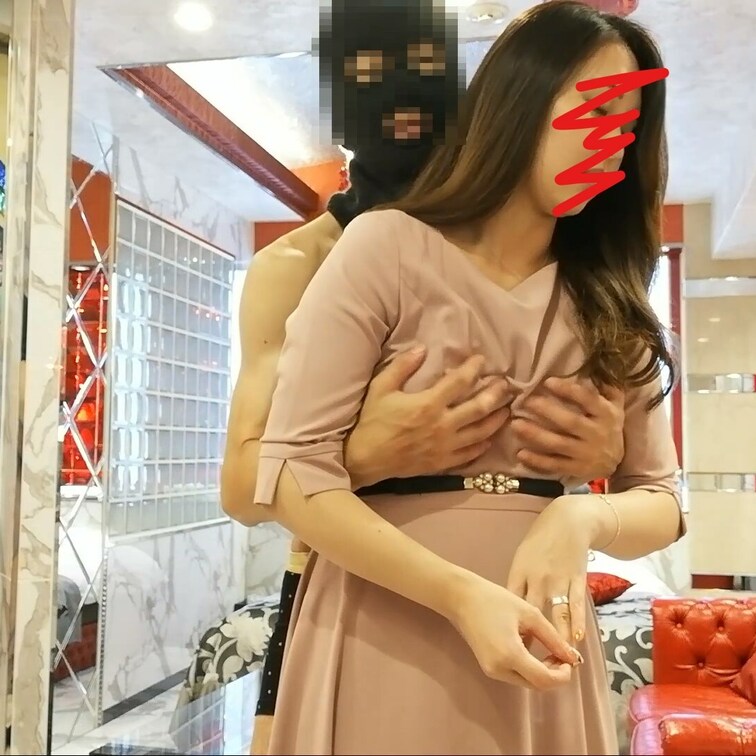 乳鷲掴み…
人妻の白パンツ　エロい…